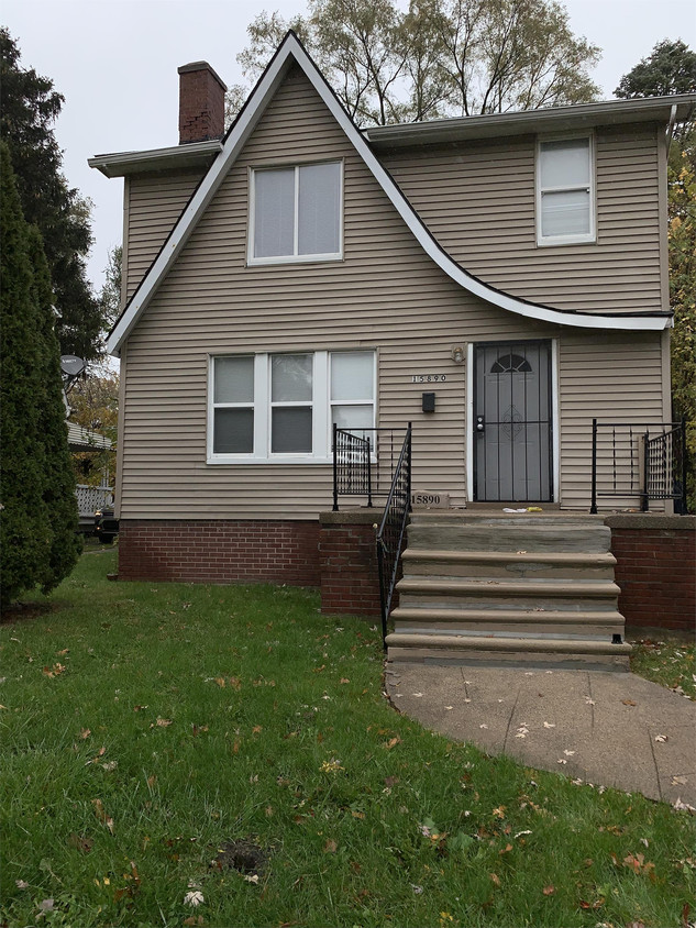 Primary Photo - 15890 Biltmore St