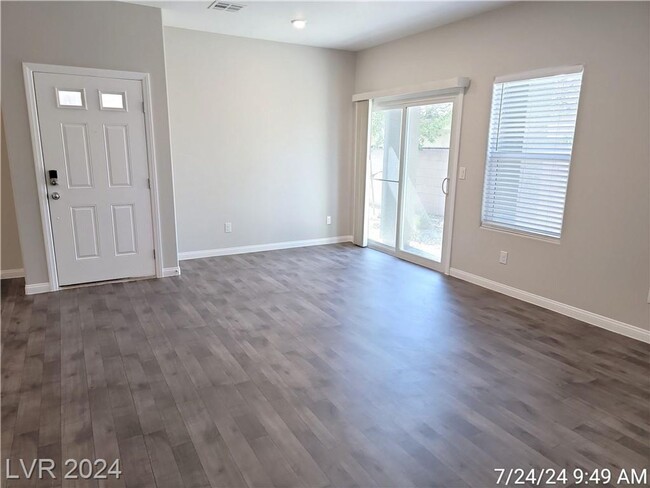 Building Photo - CHARMING TOWNHOME IN THE UP-AND-COMING COM...