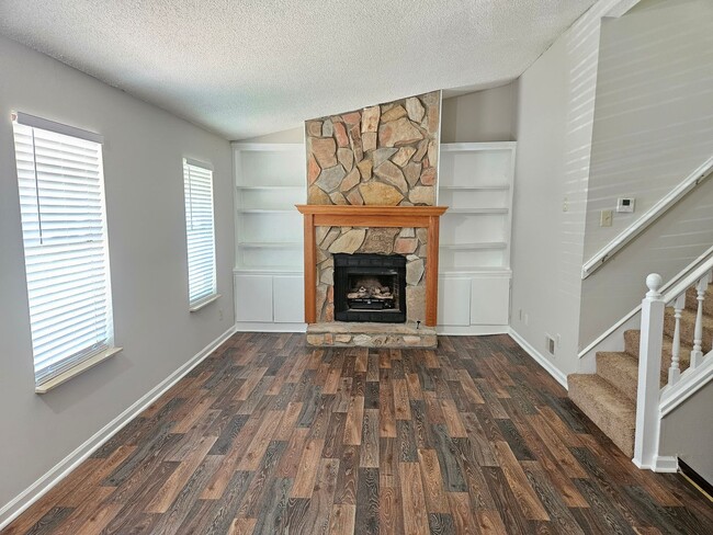 Building Photo - Don't miss out on this 2 bed 2.5 bath cond...