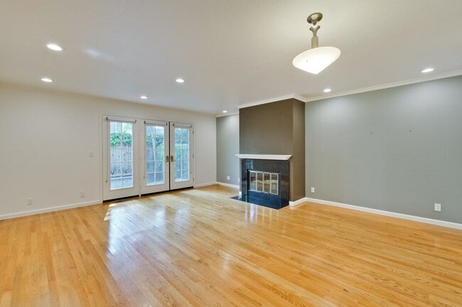 Building Photo - 2-Suite Townhome in Whisman Station Area | Easy Access to 101/237/85