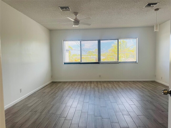 Foto del edificio - 229 E Commercial Blvd