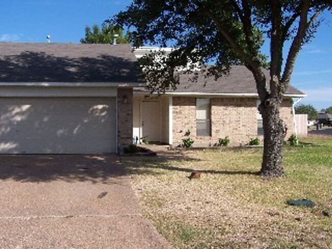 Building Photo - Beautiful 3/2 house centrally located home...