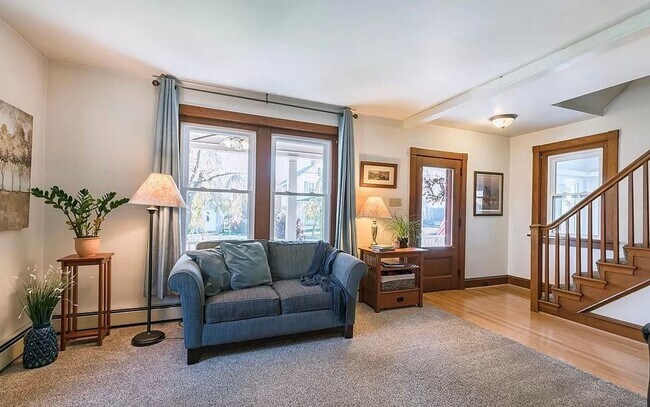 Foto del edificio - Spacious 4-Bedroom Home with Sunroom, Garage & Private Driveway!