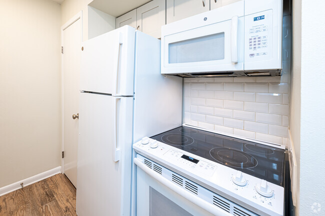 1BR, 1BA - 700SF - Kitchen - Chateaux Dijon Apartments