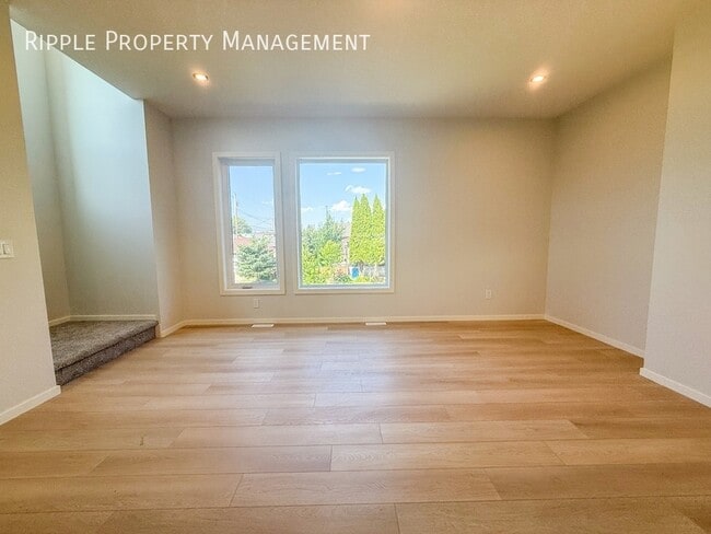 Building Photo - Modern 3 Beds, 2.5 Baths Main Floor/ Upper...