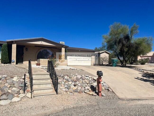 Building Photo - 3 bed 2 bath with Pool