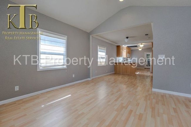 Building Photo - 5330 10th Ave
