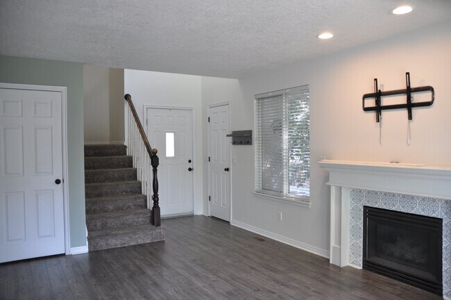 Foto del edificio - 752 Village Way N