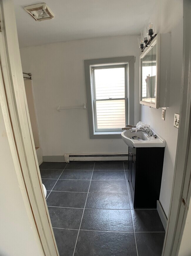 Baño - 121 2nd St