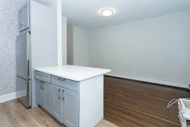 Building Photo - 5430 S Drexel Ave