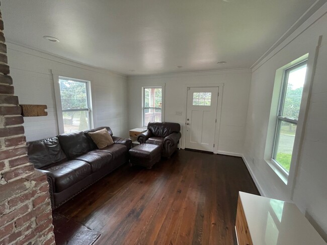 Building Photo - Cozy 1BR 2 BA home completely remodeled