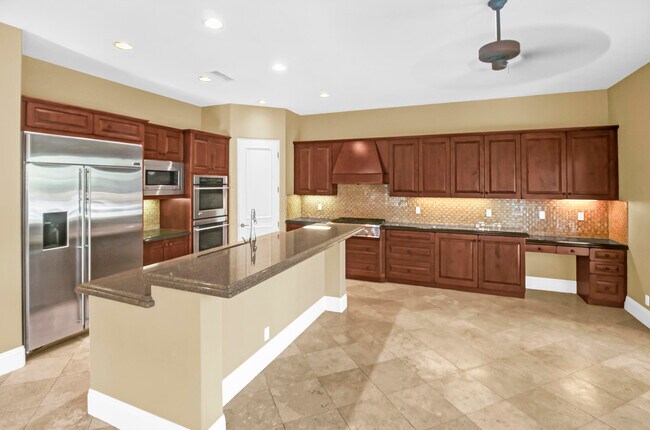 Building Photo - 45120 Via Carina