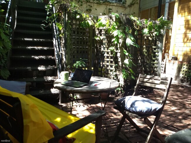 Building Photo - 2 br, 1 bath Triplex - 508 2nd St SE 1