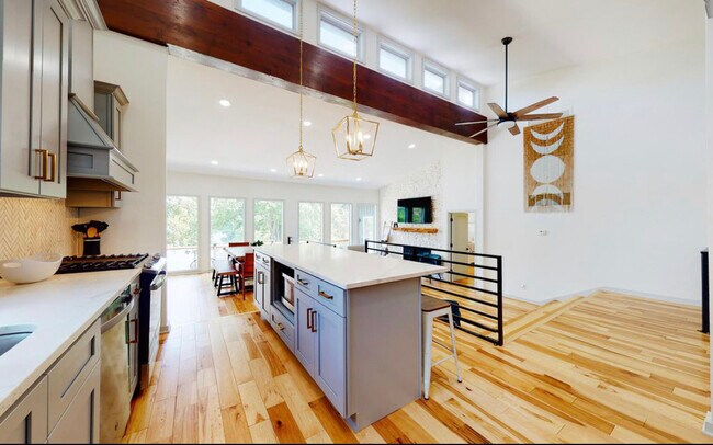 Building Photo - 1424 Lakeside Ct