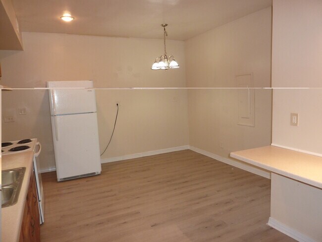 Building Photo - 27 Acker St W