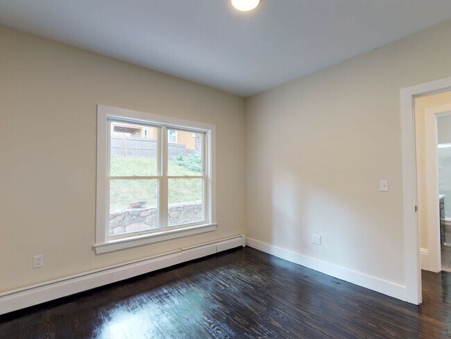 Foto del edificio - Enormous 5 Bedroom 2 Bath @ Mission Hill