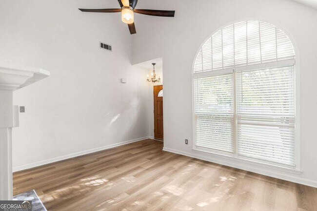 Foto del edificio - 529 Eastland Dr