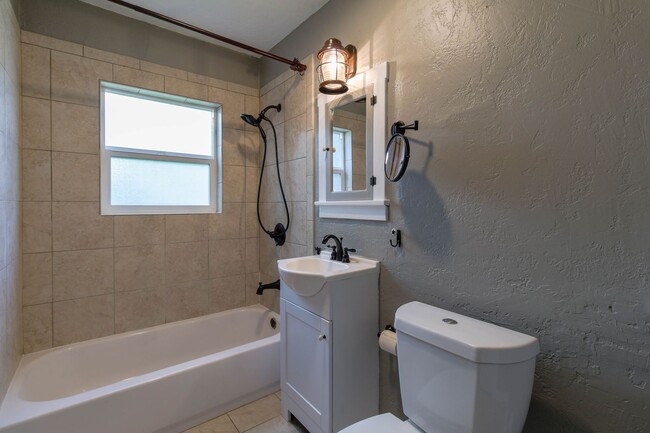 Building Photo - Beautiful 2 Bed 1 bathroom vintage home Do...