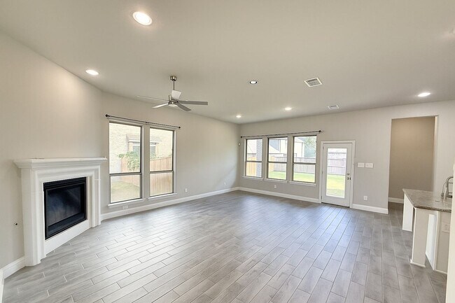 Foto del edificio - Gorgeous 4-Bedroom Home in Woodbridge Esta...