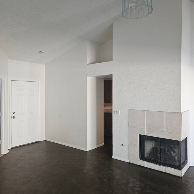 Building Photo - Living in Paradise within Peoria