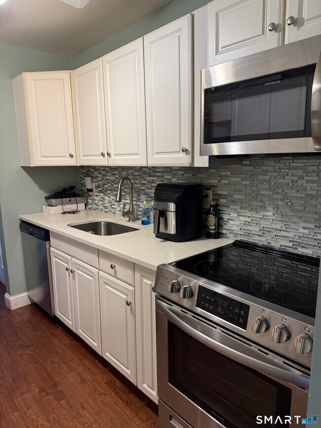 Foto del edificio - 3004 Madison Ave