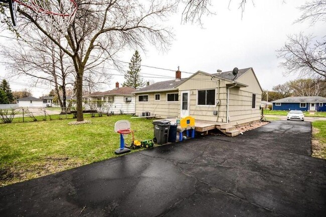 Building Photo - Spacious 4-Bedroom Moorhead Rambler with U...
