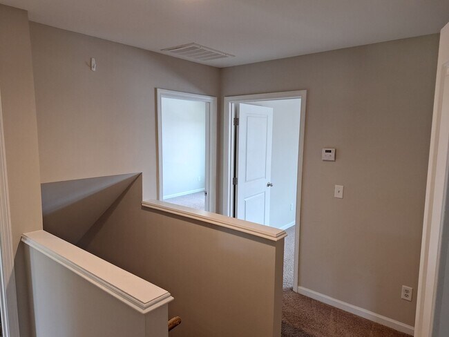 Foto del edificio - Wonderful Two Story Four Bedroom Home in N...