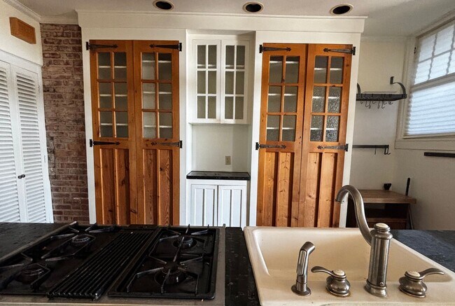 Foto del edificio - Immaculate 2/1.5/1 Condo off of Riverside Dr with a perfect river view from the top floor!