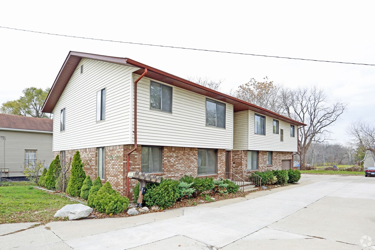 Primary Photo - Crestview Apts