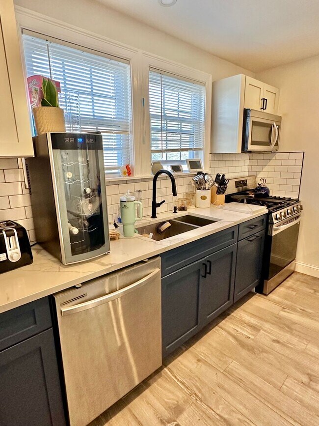 Building Photo - Renovated 3bed/1bath with Laundry and Park...