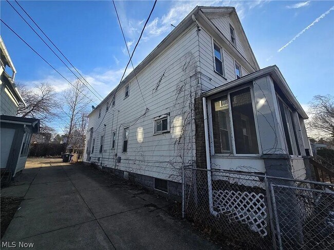 Building Photo - 1087 E 64th St
