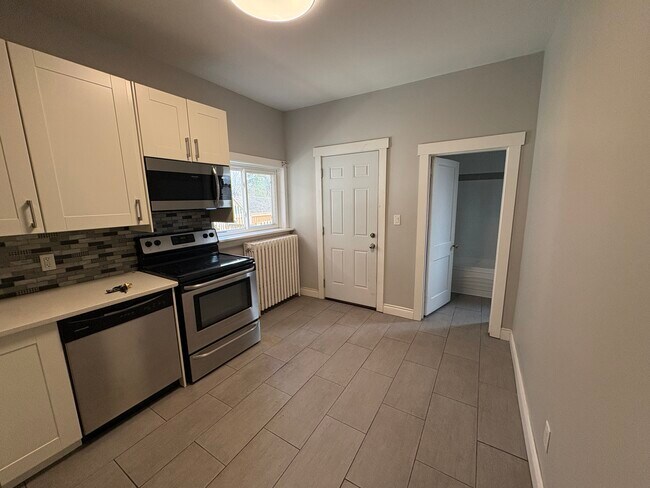 Building Photo - Main Floor 1 Bedroom