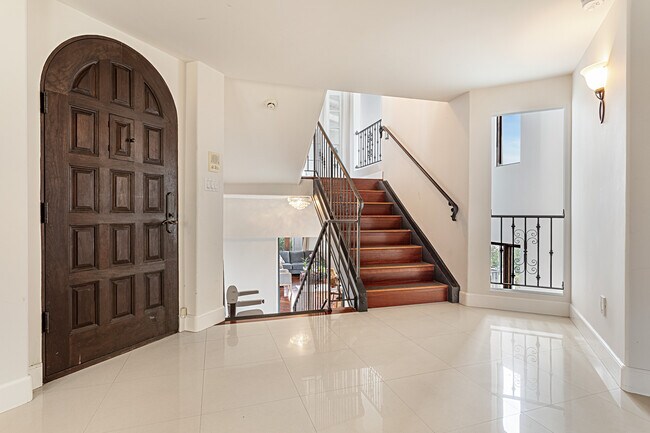 Building Photo - 2928 Las Alturas St