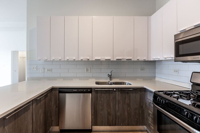 Foto del edificio - Spacious 3 Bed 2 Bath Duplex Up, In unit W/D in Humboldt Park!