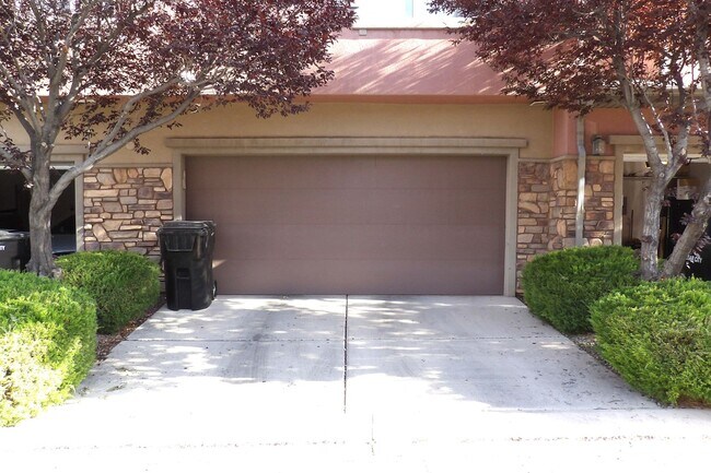 Building Photo - 3 Bedroom Cedar Crossing Townhome