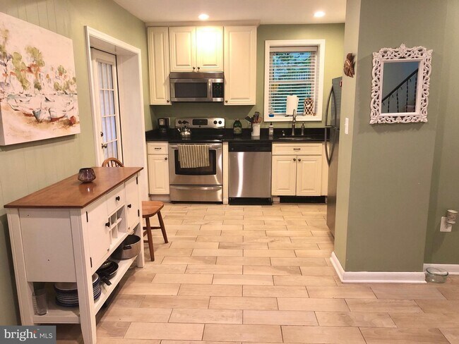 Foto del edificio - 332 Arbutus Dr