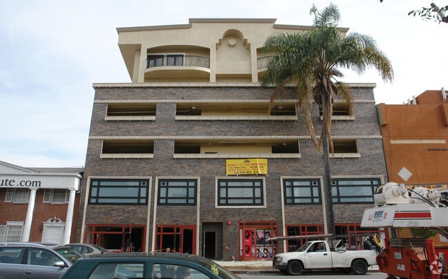 Building Photo - 930 S Robertson Blvd