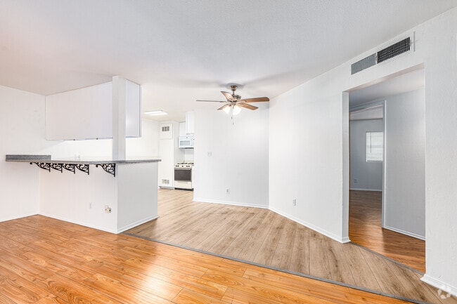 Interior Photo - 5621 Klump Ave