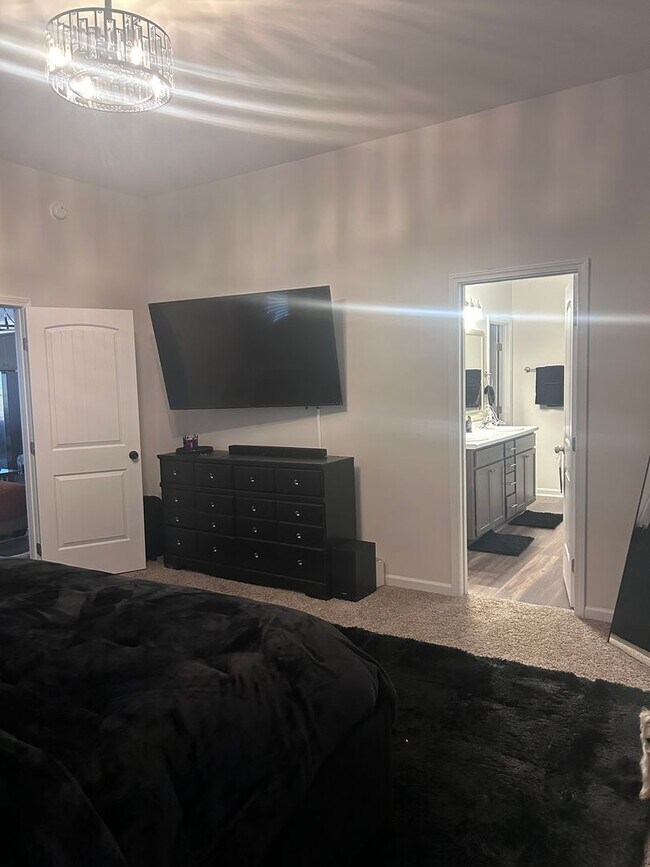 Foto del edificio - Special Offer: Rent for May is waived. First rent payment is due June 1st. Up to two small pets a...