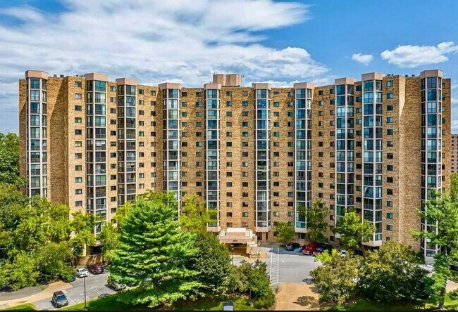 Building Photo - 5901 Mount Eagle Dr
