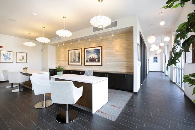 Building Photo - Hot af 1 BR Apartment