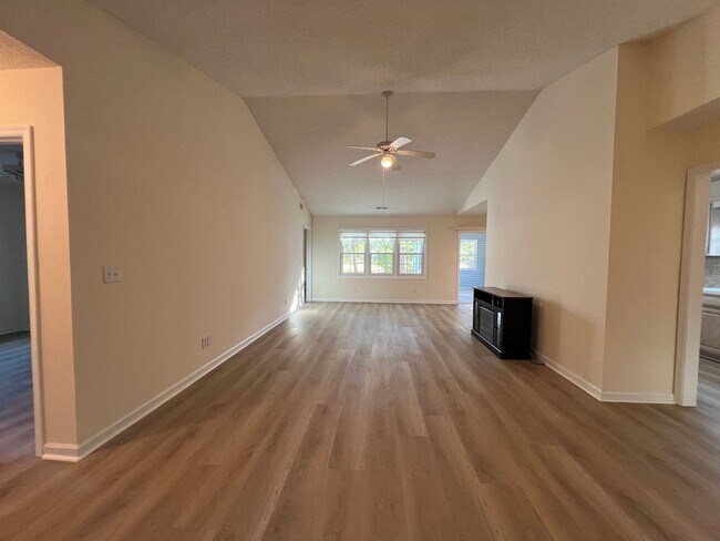 Building Photo - Myrtle Beach - 3 Bedroom, 2 Bath House-App...