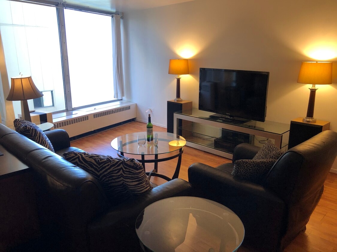 Overlooking the Detroit Yacht Club, the spacious, modern living space has a comfy living room, dinin - 8200 E Jefferson Ave