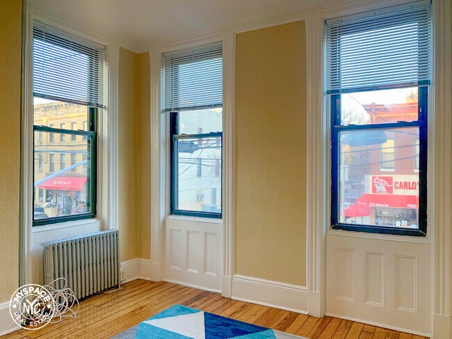 Building Photo - 576 Seneca Ave