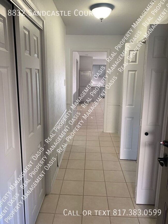 Building Photo - 8832 Sandcastle Ct