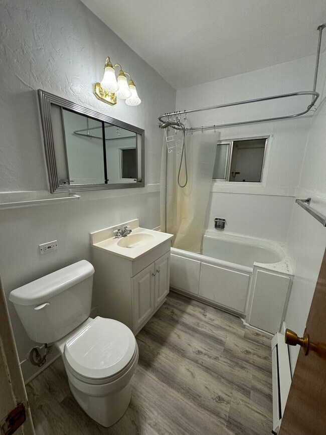 Foto del edificio - 2 bed 1 bath house with water,sewer, garbage and lawn care included!