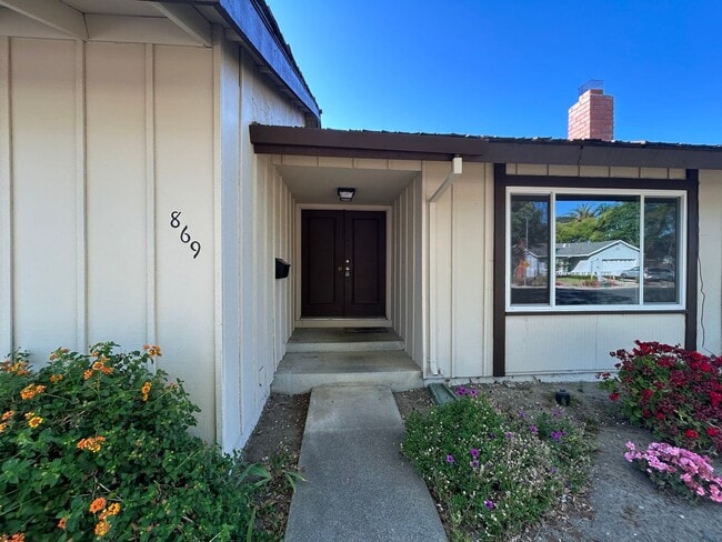 Building Photo - Beautifully Renovated 4 Bedroom 2 Bath Sin...