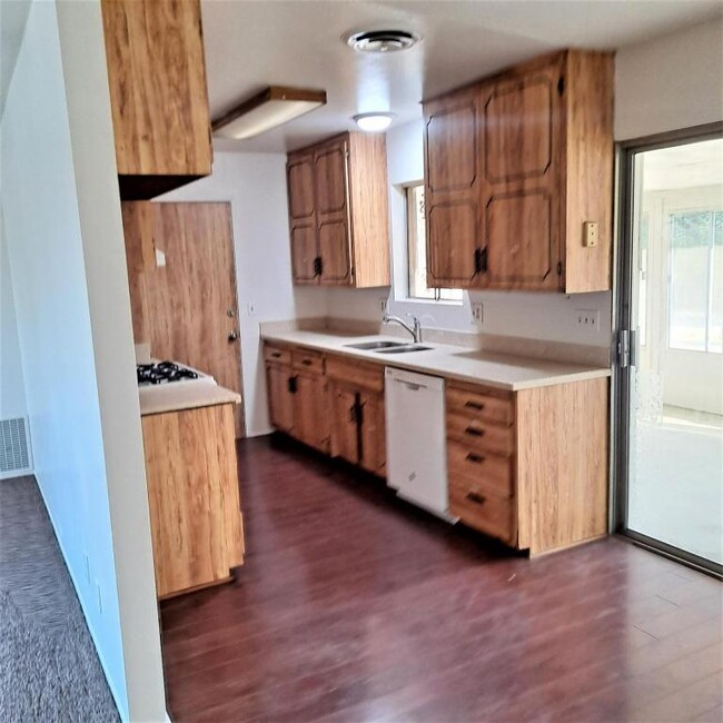 Building Photo - 878 Coral Ave
