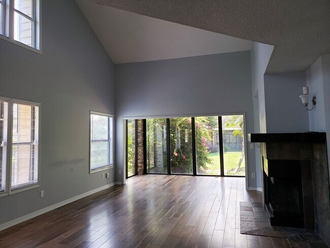 Foto del edificio - Spacious Townhome in the Heart of Dr. Phil...