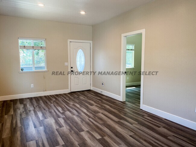 Building Photo - Spacious 3bed 2bath on a large lot